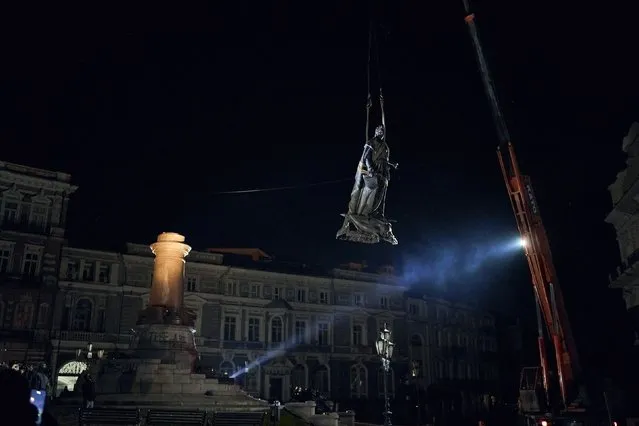 Workers remove the monument to Catherine II, also known as the “Monument to the Founders of Odesa” in Odesa, Ukraine, early Thursday, December 29, 2022. The decision to dismantle the monument consisting of sculptures of Russian Empress Catherine II and her associates was made recently by Odesa residents by electronic voting. (Photo by LIBKOS/AP Photo)