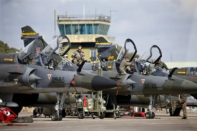 Technicians work on Mirage 2000 fighter jets during the close air support (CAS) exercise Serpentex 2016 hosted by France in the Mediterranean island of Corsica, at Solenzara air base, March 16, 2016. (Photo by Charles Platiau/Reuters)