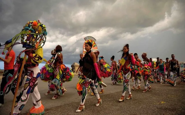 Revellers leave after the Havana Carnival celebrations were suspended due to bad weather conditions, on August 17, 2019. The carnival is dedicated to the 500th anniversary of Havana. (Photo by Yamil Lage/AFP Photo)