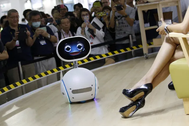 Taiwanese electronics manufacturer ASUS's Zenbo home robot demonstrates during the annual Computex computer exhibition in Taipei, Taiwan June 1, 2016. (Photo by Tyrone Siu/Reuters)