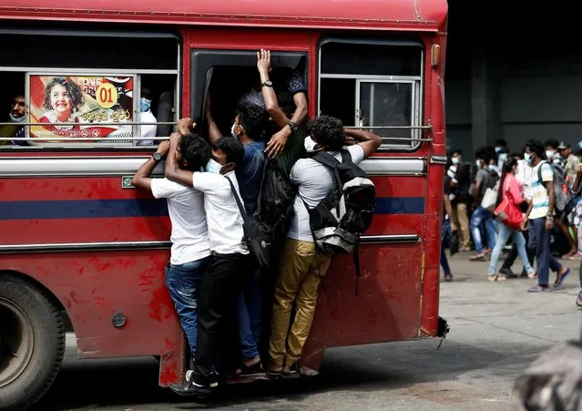 An over crowded bus leaves the main bus stand before curfew starts, after a clash between anti-government demonstrators and Sri Lanka's ruling party supporters, amid the country's economic crisis, in Colombo, Sri Lanka, May 12, 2022. (Photo by Dinuka Liyanawatte/Reuters)