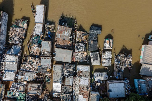 This areal view shows houses submerged in water in the flooded area of the Badalabougou district in Bamako on October 3, 2024. Heavy rains have recently led to severe flooding across the Sahel, affecting people in multiple countries. (Photo by Ousmane Makaveli/AFP Photo)