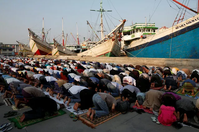 Muslims attend Eid al-Fitr prayers to mark the end of the holy fasting month of Ramadan at Sunda Kelapa port in Jakarta,  Indonesia July 6, 2016. (Photo by Darren Whiteside/Reuters)