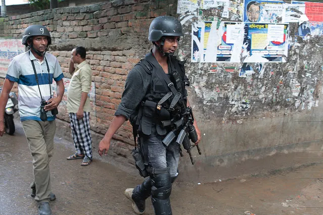 Policemen return after the raiding a building in Dhaka, Bangladesh, Tuesday, July 26, 2016. Police in Bangladesh's capital raided a five-story building Tuesday and killed nine suspected Islamic militants the country's police chief said. (Photo by AP Photo)