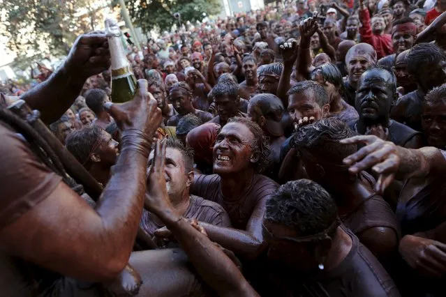 Revellers covered in paint take part in the annual Cascamorras festival in Guadix, southern Spain September 9, 2015. (Photo by Marcelo del Pozo/Reuters)