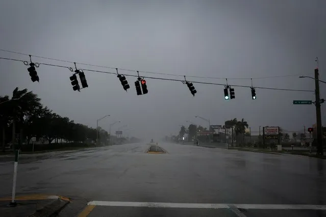 Traffic lights wave by strong gust of wind ahead of Hurricane Ian, in Fort Myers, Florida, U.S. September 28, 2022. (Photo by Marco Bello/Reuters)