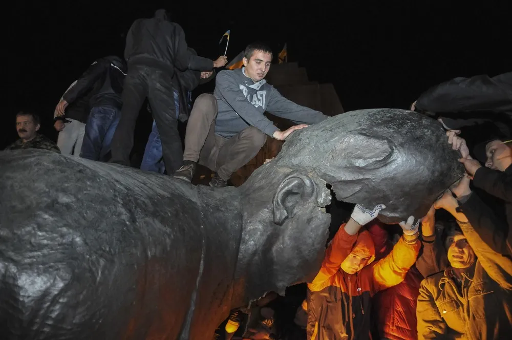 Ukrainian Nationalists Tear Down Enormous Statue of Vladimir Lenin