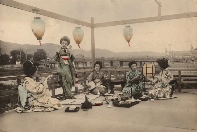 A group of Japanese women enjoy a picnic outdoors on the Kamogawa in Kyoto, southern Honshu, circa 1870. (Photo by Spencer Arnold)