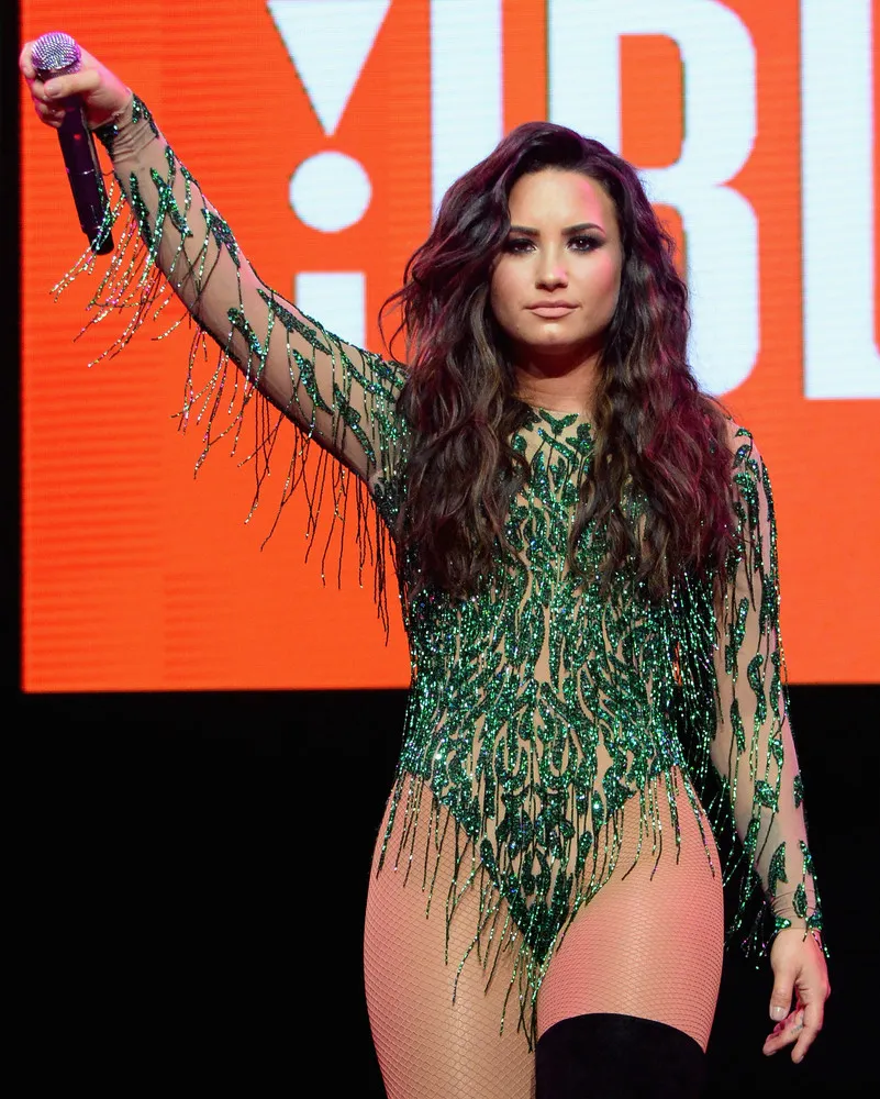 Some Photos: Celebrities in 2017, Part 2/3