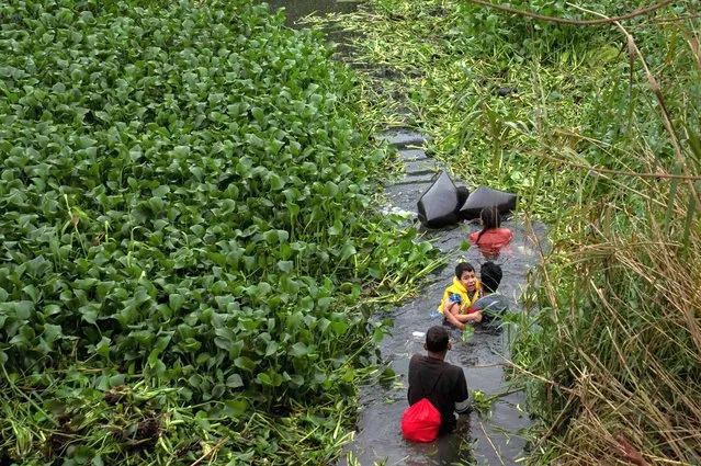 Asylum seekers cross the Rio Grande into Brownsville, Texas, the day after Title 42 had been expected to be lifted but now the decision has been postponed for December 27th, in Matamoros, Tamaulipas, Mexico on December 22, 2022. The US Supreme Court halted December 19, 2022 the imminent scrapping of a key policy used since Donald Trump's administration to block migrants at the southwest border, amid worries over a surge in undocumented immigrants. An order signed by Chief Justice John Roberts placed an emergency stay on the removal planned for December 21, 2022 of Title 42, which allowed the government to use Covid-19 safety protocols to summarily block the entry of millions of migrants. (Photo by Veronica G. Cardenas/AFP Photo)