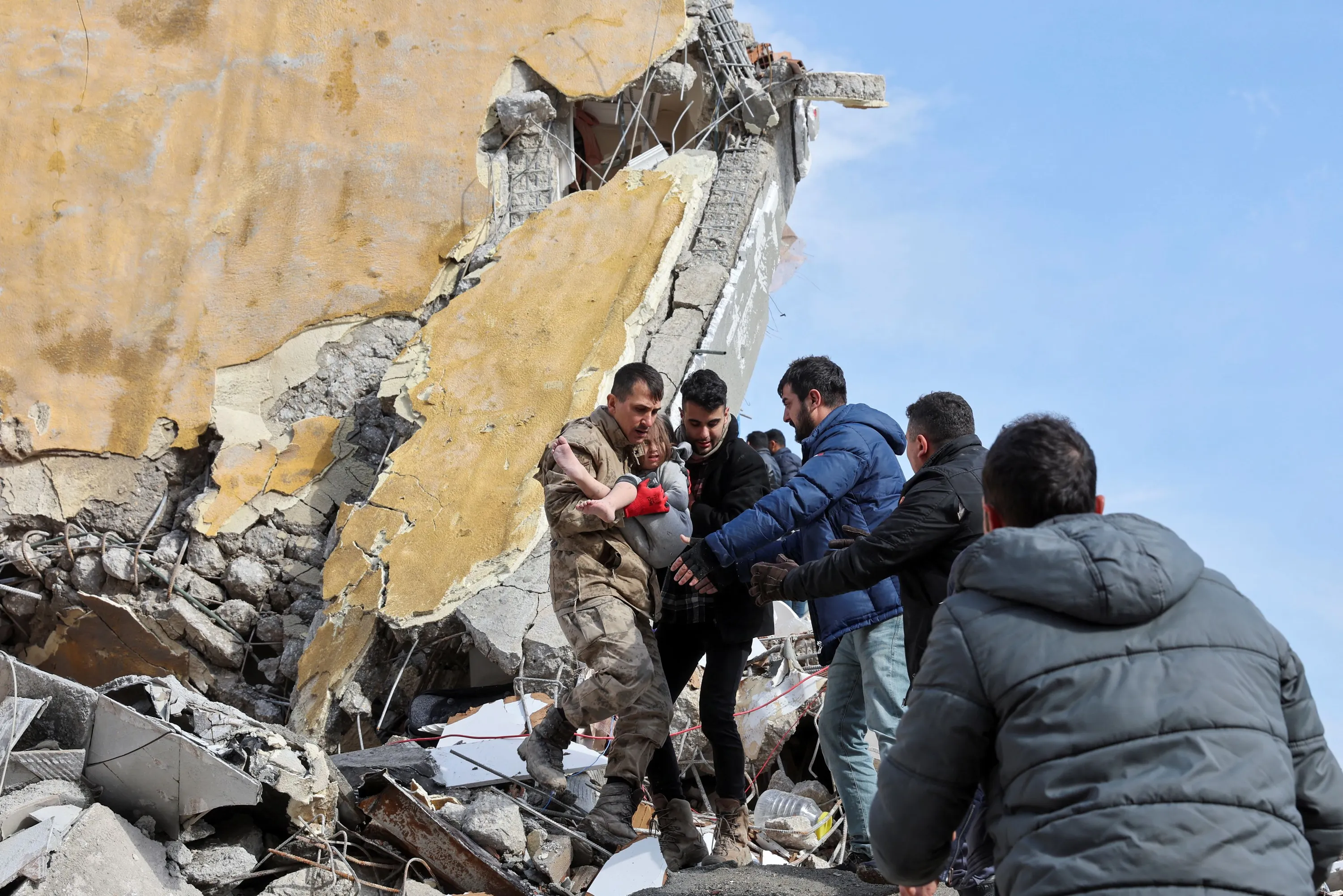 Землетрясение и люди. Землетрясение в Турции 2023. Турция землетрясение сейчас 2023. Погибших при землетрясении 6234.
