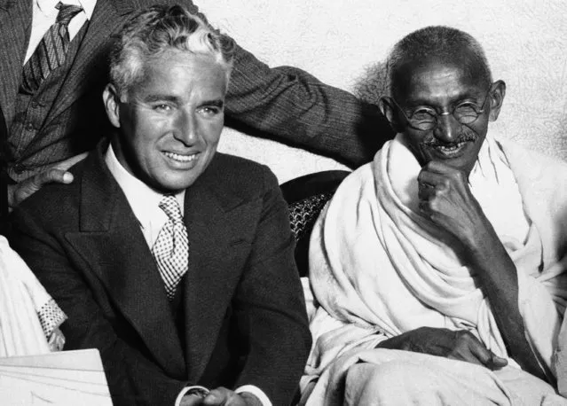 From Left to right are: Charles Chaplin and Mahatma Gandhi at the destroy Katial's House in East end of London on September 22, 1931. (Photo by AP Photo)