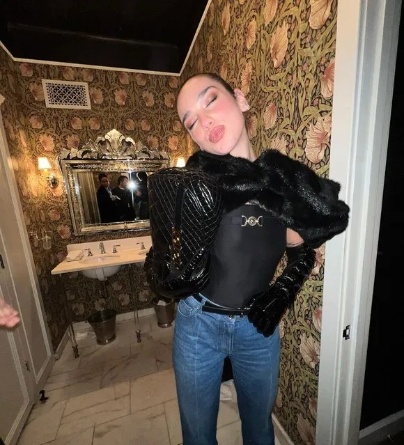 English and Albanian singer-songwriterDua Lipa puckers up for her fans in the second decade of March 2023. (Photo by dualipa/Instagram)