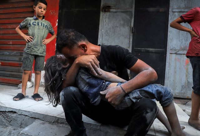 Dawoud Sukar embraces the body of his three-year-old son, Saker, who was killed in Israeli strikes at al-Shati refugee camp in Gaza City, Gaza Strip on September 23, 2025. (Photo by Ebrahim Hajjaj/Reuters)