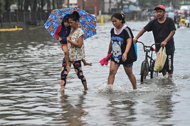 People wade through a flooded street after Typhoon Fung-wong hit Dagupan City, Pangasinan, Philippines, on November 10, 2025. (Photo by Noel Celisn/Reuters)