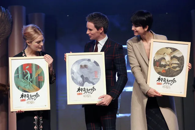 Eddie Redmayne (C), Alison Sudol (L) and Katherine Waterston, cast members of “Fantastic Beasts and Where to Find Them” attend a news conference in Beijing, China, November 18, 2016. (Photo by Reuters/Stringer)