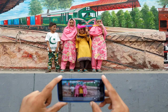 Children pose for a photograph while celebrating the country's 71st Independence Day in Karachi, Pakistan on August 14, 2018. (Photo by Akhtar Soomro/Reuters)