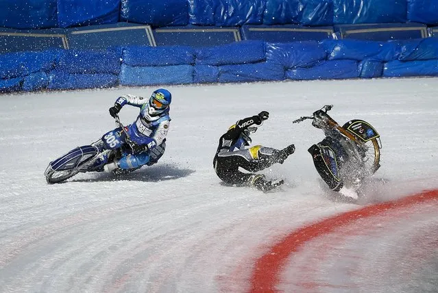 Ove Ledstrom of Sweden crashes next to Egor Myshkovets of Russia during FIM Ice Speedway Gladiators World Championships at the Medeo rink in Almaty, Kazakhstan, February 21, 2016. (Photo by Shamil Zhumatov/Reuters)