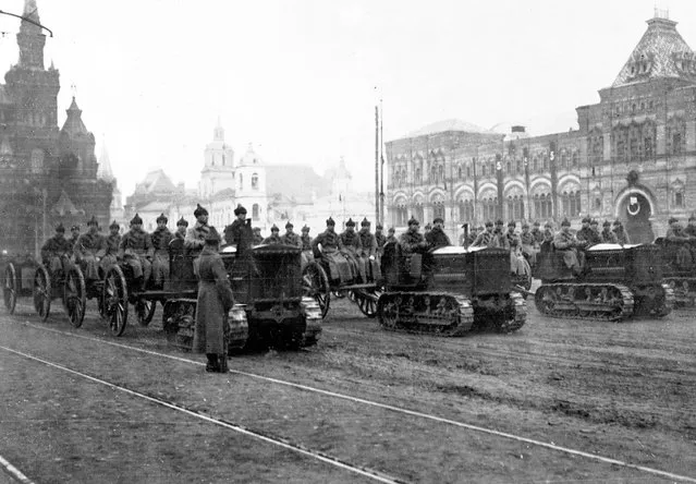 A great military parade on the fifth anniversary of the Russian Revolution took place in Moscow, Russia, on November 20, 1922, and with horses being scarce the Red Army had to use American tractors to pull their artillery. (Photo by AP Photo)