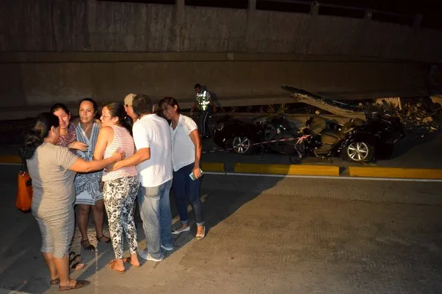 Family members mourn after a man died when a bridge fell on top of his car after an earthquake struck off the Pacific coast, in Guayaquil, Ecuador, April 16, 2016. (Photo by Lalo Calle/Reuters)