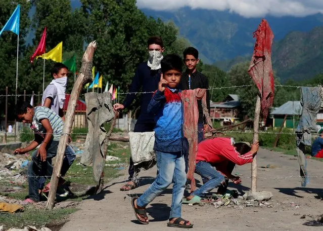Kashmiri protesters stand at a barricade to block the entrance of a neighbourhood, during restrictions after the scrapping of the special constitutional status for Kashmir by the government, in Srinagar, August 19, 2019. India revoked the special status of its portion of Himalayan Kashmir, known as Jammu and Kashmir, on Aug. 5 and moved to quell widespread unrest by shutting down communications and clamping down on freedom of movement. (Photo by Danish Ismail/Reuters)