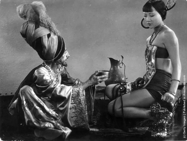 1924: The evil associate played by Snitz Edwards discusses the Princess with Anna May Wong in 'The Theif Of Bagdad' a flamboyant silent film which borrows from the arabian nights tales