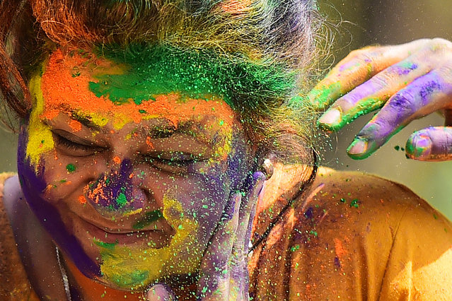 Medical students play with coloured powder as they participate in Holi celebrations, the Hindu spring festival of colours, inside Moti Lal Nehru Medical College campus in Allahabad on March 16, 2022. (Photo by Sanjay Kanojia/AFP Photo)