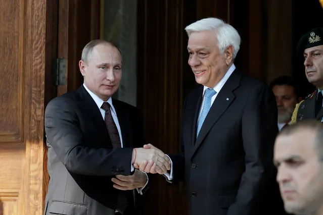 Greek President Prokopis Pavlopoulos welcomes Russian President Vladimir Putin at the Presidential Palace in Athens, Greece, May 27, 2016. (Photo by Alkis Konstantinidis/Reuters)