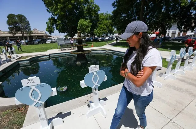 Britain's Duchess of Sussex, Meghan Markle pays respect at a makeshift memorial outside Uvalde County Courthouse in Uvalde, Texas, on May 26, 2022. Flowers are placed on a makeshift memorial in front of Robb Elementary School after mass school shooting which 21 people killed in Uvalde, Texas on Wednesday. (Photo by Yasin Ozturk/Anadolu Agency via Getty Images)