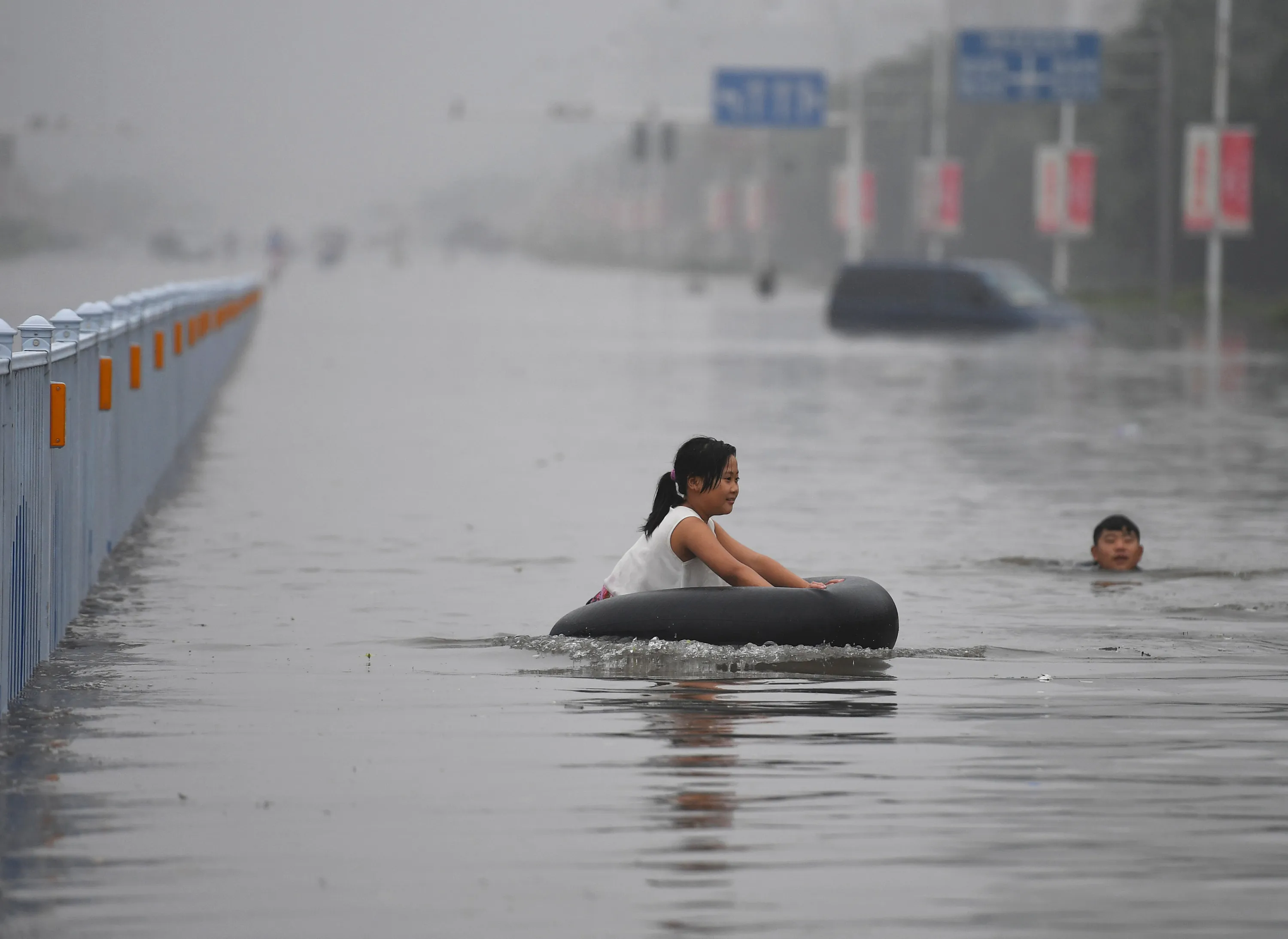 Сонник затопило водой. Наводнение в Хэнань. Наводнение в Китае. Девушки наводнение. Наводнения в Китае (2016).