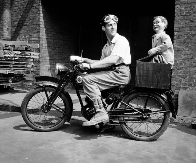 Ventriloquist Paul Winchell, 24, prepares for a solo, cross-country trip on his motorcycle to visit his folks in Los Angeles, in New York, August 25, 1947. He says his dummy, Jerry Mahoney, would like to go along as a handlebar rider, but he doesn't believe he's strong enough to make it. (Photo by Ed Ford/AP Photo)