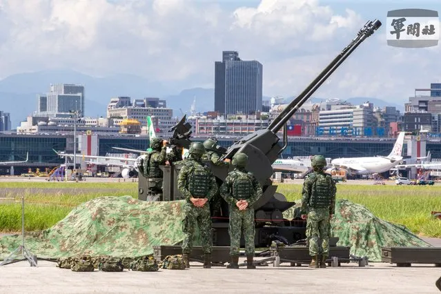 Taiwan Air Force soldiers operate a 35-mm anti-aircraft gun during a military drill at Taipei Songshan Airport in Taiwan, August 8, 2022 in this handout picture released on August 10, 2022. (Photo by Taiwan Military News Agency/Handout via Reuters)