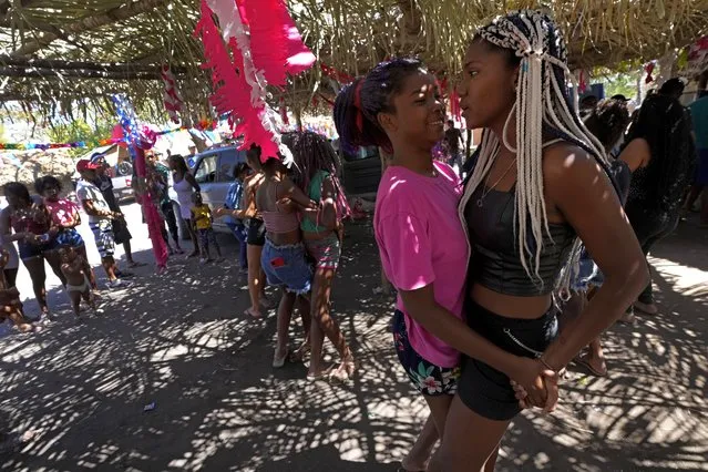 Members of the Kalunga quilombo, who are the descendants of runaway slaves, dance during the culmination of the week-long pilgrimage and celebration for the patron saint “Nossa Senhora da Abadia” or Our Lady of Abadia, in the rural area of Cavalcante in Goias state, Brazil, Monday, August 15, 2022. (Photo by Eraldo Peres/AP Photo)