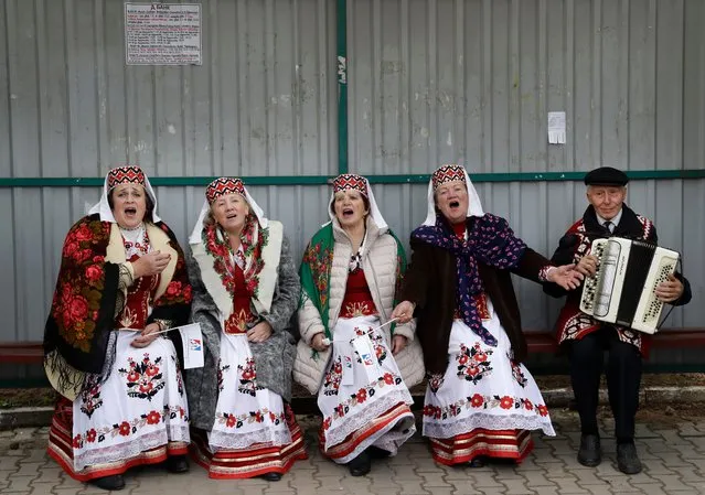 Women wearing Belarusian traditional clothing sing a song as they take part in a national festival marking the end of harvest collection in the town of Smolevichi, Belarus, 30 kilometers (19 miles) east of the capital Minsk, on Saturday, October 7, 2017. (Photo by Sergei Grits/AP Photo)