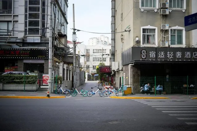 An entrance is blocked by bicycles from a bike-sharing service at a sealed area following the coronavirus outbreak, in Shanghai, China on October 11, 2022. Infections have risen to the highest since August, with the uptick coming after increased domestic travel during the National Day “Golden Week” earlier this month. (Photo by Aly Song/Reuters)