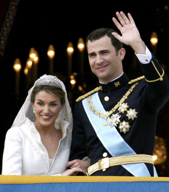 Spanish Crown Prince Felipe de Bourbon and his bride Letizia wave as the Royal couple appears on the balcony of Royal Palace May 22, 2004 in Madrid. (Photo by Ian Waldie)