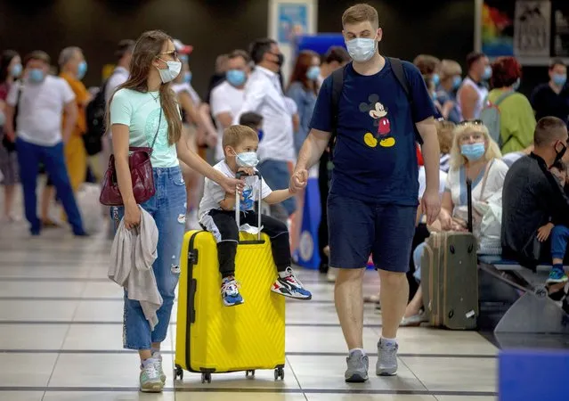 Russian tourists arrives at Antalya Airport after the resuming of flights that were suspended as part of the novel coronavirus (Covid-19) pandemic measures, on August 10, 2020 in Antalya, Turkey. Russia had suspended all international air traffic on March 27 in an effort to stem the spread of COVID-19 and is now implementing normalization efforts to ease precautions. Russiaâs Federal Air Transport Agency on Sunday announced flights from the country to Turkeyâs coastal resort destinations of Antalya, Dalaman, and Bodrum will resume on Aug. 10. (Photo by Mustafa Ciftci/Anadolu Agency via Getty Images)