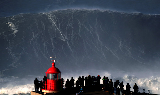Big wave surfer Sebastian Steudtner of Germany drops in on a large wave at Praia do Norte in Nazare, Portugal, January 18, 2018. (Photo by Rafael Marchante/Reuters)