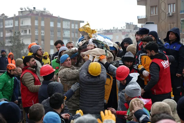 Zeynep Atesogullari is carried out by rescuers from the site of a damaged building, following an earthquake in Diyarbakir, Turkey on February 7, 2023. (Photo by Sertac Kayar/Reuters)