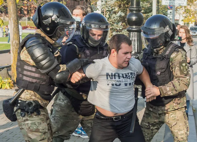 Police detain a protester during a rally to support former region's governor Sergei Furgal in Khabarovsk, 6,100 kilometers (3,800 miles) east of Moscow, Russia, Saturday, October 10, 2020. (Photo by Igor Volkov/AP Photo)