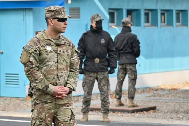 A US soldier (L) and South Korean soldiers stand guard during a media tour at the truce village of Panmunjom in the Joint Security Area (JSA) of the Demilitarized Zone (DMZ) separating North and South Korea on February 7, 2023. (Photo by Jung Yeon-je/AFP Photo)