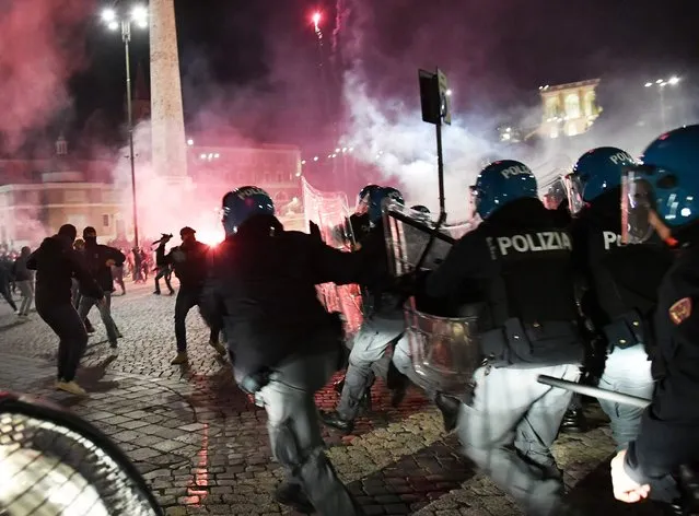 Italian police officers clash with far right Forza Nuova party activists during a protest against the government restriction measures to curb the spread of COVID-19, at central Piazza del Popolo, in Rome, Italy on October 24, 2020. Following last spring lockdown, Italy is facing its worst post-war economic recession. The country has recorded nearly 500,000 positive cases to the Covid-19 since the start of the pandemic, including 37,059 deaths, according to the Italian Ministry of Health on October 24, 2020 (Photo by Andreas Solaro/AFP Photo)