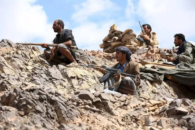 Soldiers and militiamen loyal to Yemen's government take position at the frontline of fighting against Houthi fighters the country's central province of Marib October 19, 2015. (Photo by Reuters/Stringer)