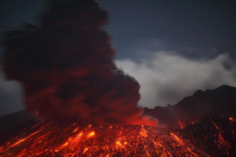 Stunning Photos of Volcanic Lightning