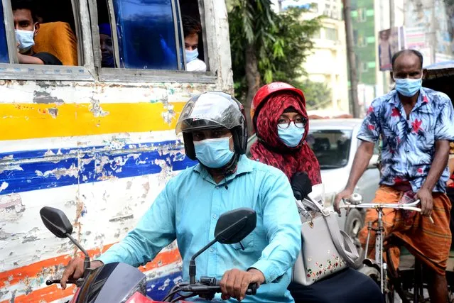 Peoples wearing face mask during travel amid the COVID-19 coronavirus pandemic in Dhaka, Bangladesh, on November 26 , 2020.Bangladesh authority drive mobile courts across the country to force and aware to people for wearing face masks in public places to prevent possible second surge of COVID-19 coronavirus in winter. 37 peoples have died from Covid-19 in the last 24 hours in Bangladesh, according to the Directorate General of Health Services. (Photo by Mamunur Rashid/NurPhoto via Getty Images)