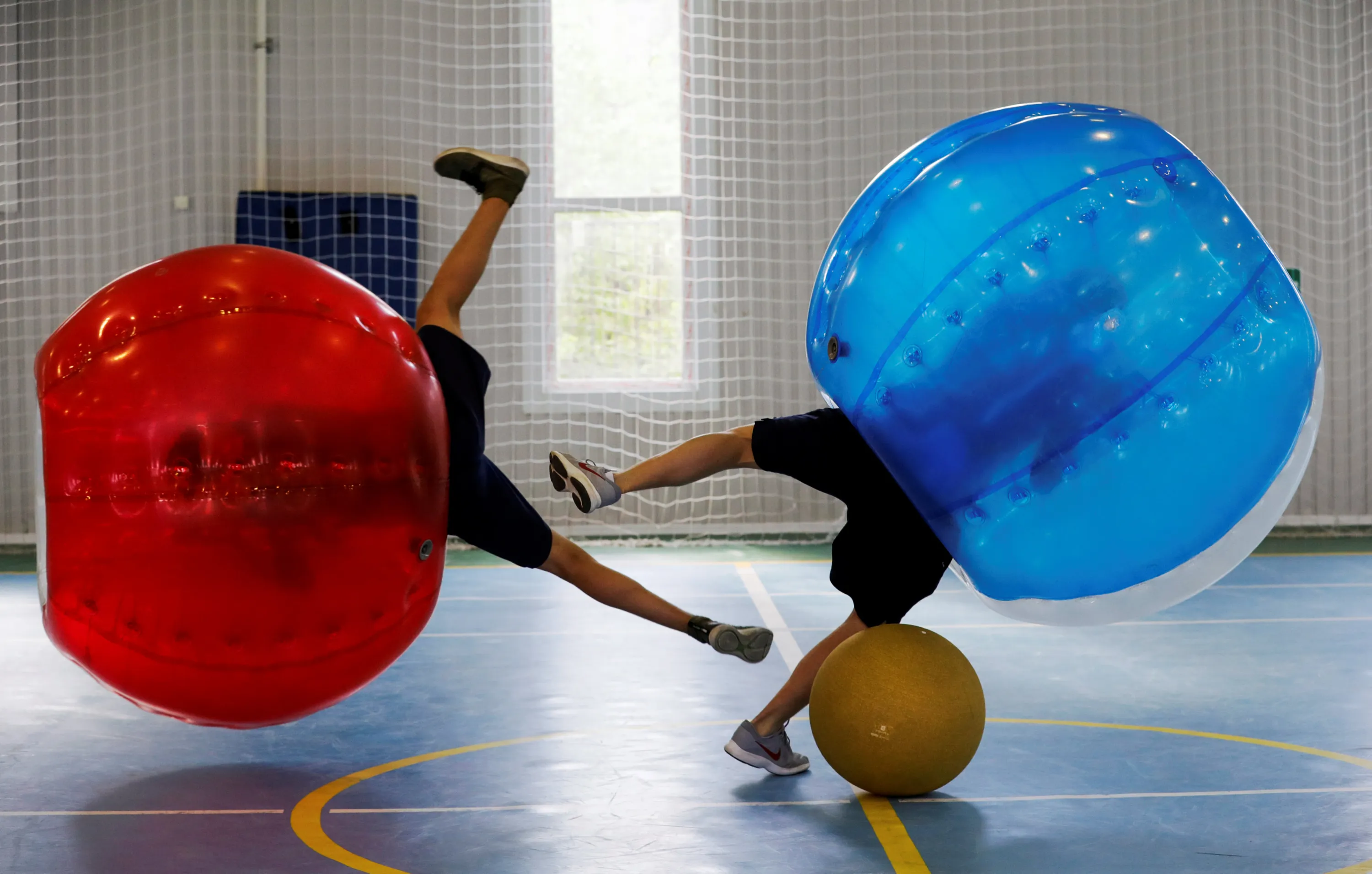 Футбол в шаре. Игра в надувных шарах. Футбол в шаре надувном. Футбол в мячах надувных. Бампербол.