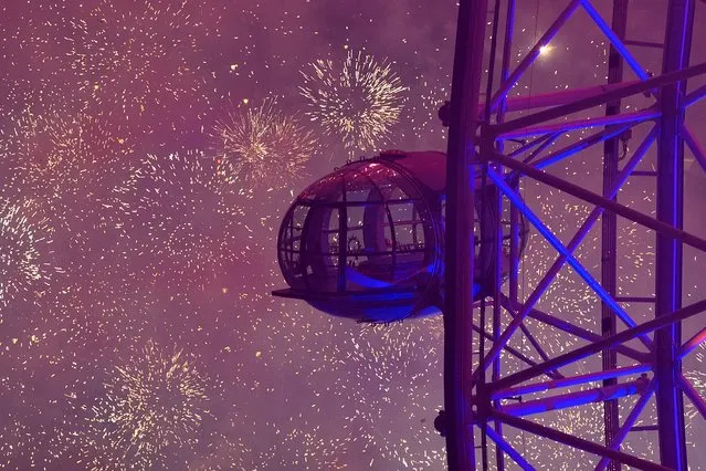 Fireworks light up the London Eye just after midnight on January 01, 2016 in London, England. (Photo by Carl Court/Getty Images)