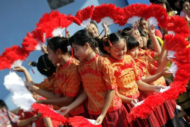 A group of dancers performs a traditional fan dance to celebrate the coming of the Chinese Lunar New Year in Banda Aceh, Indonesia, 14 February 2015. (Photo by Hotli Simanjuntak/EPA)