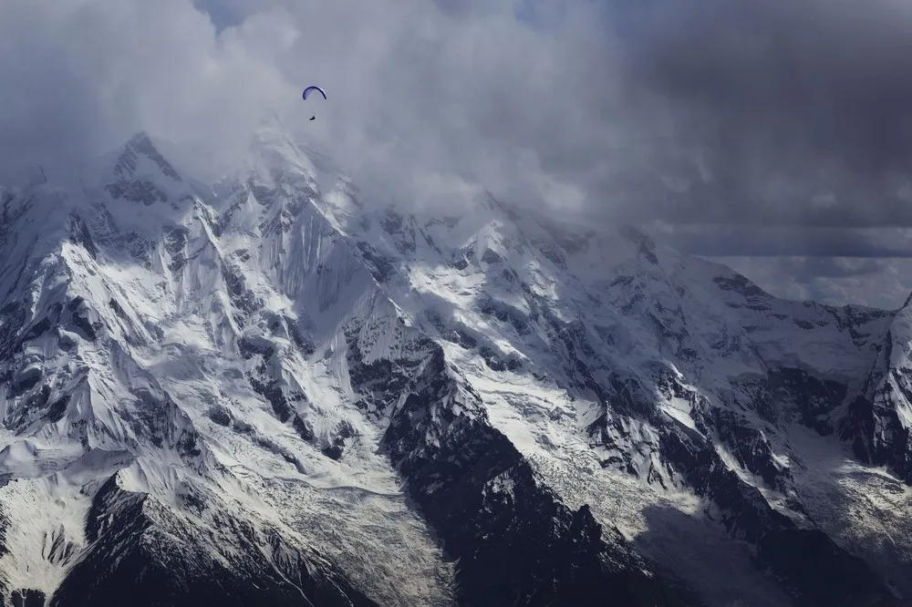 Extreme Photographer Seriously Injured while Paragliding over Mountains in Pakistan