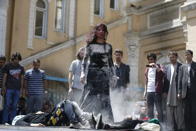 Afghan artists perform a re-enactment of the lynching of Farkhunda, a 27-year old woman, to protest against her killing in Kabul, April 27, 2015. Farkhunda, who was killed by an angry mob in front of police in the Afghan capital in March for allegedly burning a copy of Islam's holy book was wrongly accused, Afghanistan's top criminal investigator said on March 22. (Photo by Omar Sobhani/Reuters)